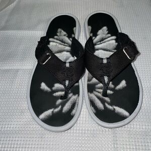 Easy Spirit Black and White Floral Toe-Post Sandals